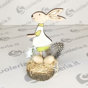 Decorazione pasquale in legno con rafia e piume vere