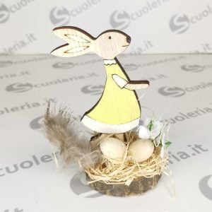 Decorazione pasquale in legno con rafia e piume vere