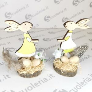 Decorazione pasquale in legno con rafia e piume vere